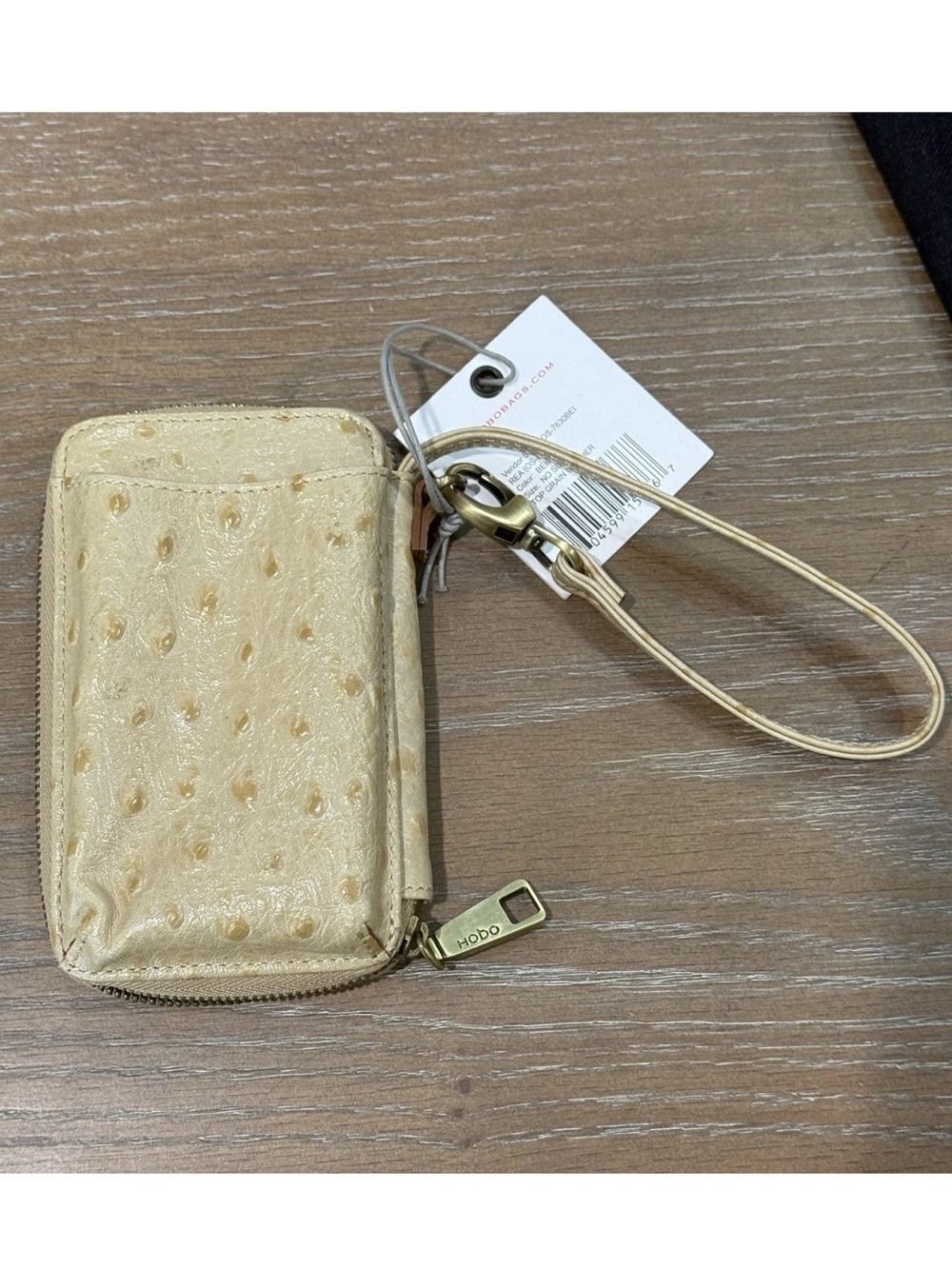 NWT HOBO INTERNATIONAL biege textured leather zip up wallet wristlet